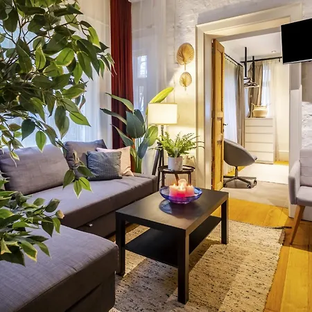 Charming Flat Close To Touristic Attractions In The Heart Of Beyoglu شقة *