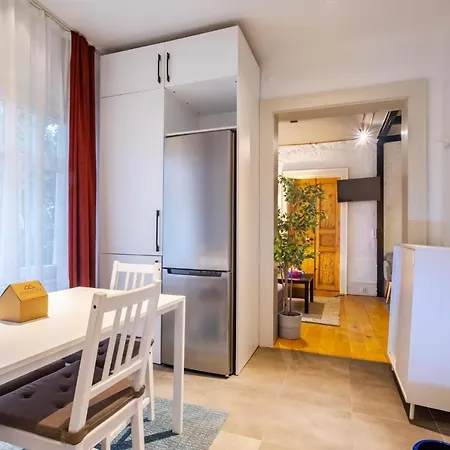 Charming Flat Close To Touristic Attractions In The Heart Of Beyoglu Apartment *